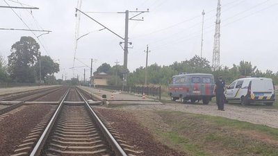 Лежала біля колій: на Харківщині потяг зачепив пенсіонерку, жінка загинула Лежала біля колій: на Харківщині потяг зачепив пенсіонерку, жінка загинула