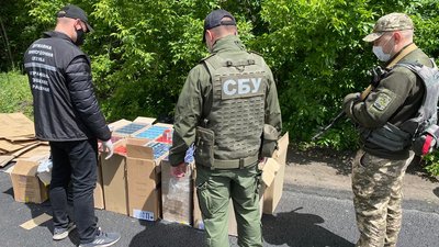 На Донеччині зупинили авто, де майже 7 тис. пачок сигарет намагались за макулатурою На Донеччині зупинили авто, де майже 7 тис. пачок сигарет намагались за макулатурою