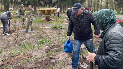У пам’ять про загиблих воїнів їхні родини у Звягелі висадили трояндову клумбу У пам’ять про загиблих воїнів їхні родини у Звягелі висадили трояндову клумбу