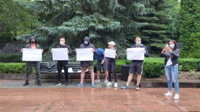 Просять відкрити зали: у Рівному спортсмени влаштували тренування під міськрадою Просять відкрити зали: у Рівному спортсмени влаштували тренування під міськрадою