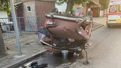 У Чернівцях внаслідок аварії авто перекинулось на дах