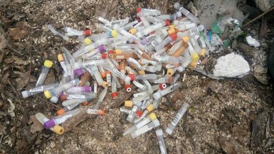 На Рівненщині невідомі викинули 20 тонн сміття із COVID-пробірками