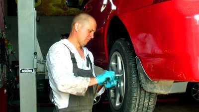 “Кожен має робити якомога більше для перемоги”: на вінницькій СТО безкоштовно ремонтують автівки на фронт