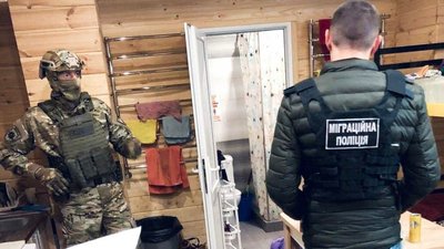 У курортному селищі на Івано-Франківщині поліцейські викрили будинок розпусти У курортному селищі на Івано-Франківщині поліцейські викрили будинок розпусти