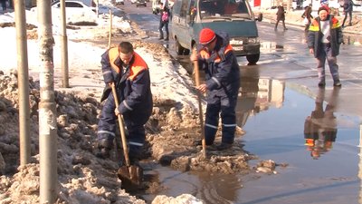 У Черкасах чистять забиті снігом линівки У Черкасах чистять забиті снігом линівки