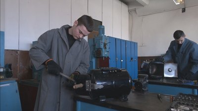 У Франківську студенти одного з училищ створюють буржуйки для українських військових