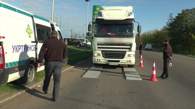 Ваговий комплекс на Миколаївщині водії об’їжджають полями Ваговий комплекс на Миколаївщині водії об’їжджають полями