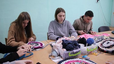 Обереги, теплі речі та килимки: учні вінницького ліцею передають посилки військовим на фронт