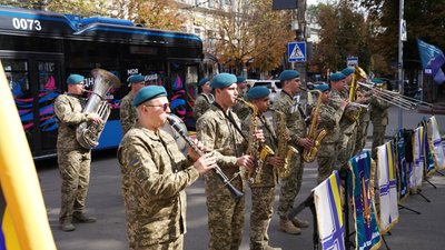 Військовий оркестр виступає на одній із зупинок музичного тролейбуса в Миколаєві