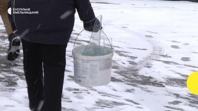 Хмельничани ліквідовують наслідки обстрілу 27 лютого 2023 року.