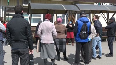 У Харкові людям з порушенням слуху та медикам роздали картки для спілкування У Харкові людям з порушенням слуху та медикам роздали картки для спілкування