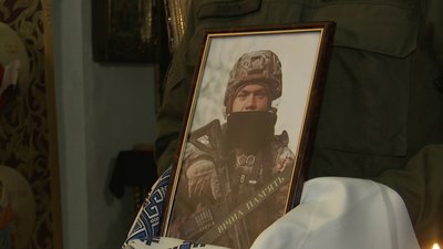 "Совість не дозволяє сидіти вдома, поки інші там воюють". У Сумах попрощалися з оборонцем Маріуполя Денисом Бондаренком "Совість не дозволяє сидіти вдома, поки інші там воюють". У Сумах попрощалися з оборонцем Маріуполя Денисом Бондаренком