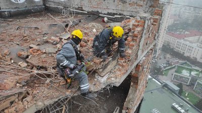 У Києві після нічної атаки "шахедів" розібрали аварійні конструкції багатоповерхівки
