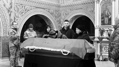 У Мукачеві попрощалися з полеглим захисником Сергієм Герасименком У Мукачеві попрощалися з полеглим захисником Сергієм Герасименком