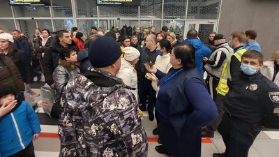 У Запоріжжі пасажири понад добу не можуть вилетіти до Єгипту У Запоріжжі пасажири понад добу не можуть вилетіти до Єгипту