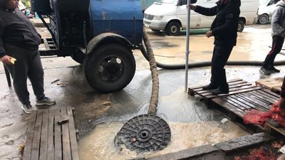В центрі Одеси з-під землі ллється вода В центрі Одеси з-під землі ллється вода
