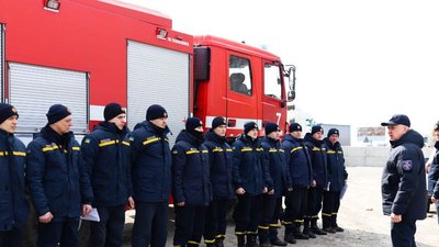 Рятувальники Дніпропетровщини виїхали ліквідувати наслідки обстрілів у Києві Рятувальники Дніпропетровщини виїхали ліквідувати наслідки обстрілів у Києві