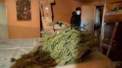 В Одесі трьох чоловіків підозрюють у виготовлені та розповсюдженні наркотиків В Одесі трьох чоловіків підозрюють у виготовлені та розповсюдженні наркотиків
