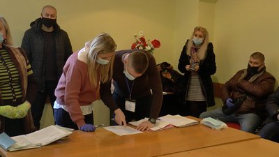 У Шевченківській районній у Полтаві ТВК перераховують бюлетені У Шевченківській районній у Полтаві ТВК перераховують бюлетені