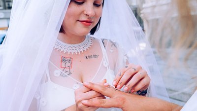 "Не можуть офіційно оформити стосунки". У Харкові військова разом з ЛГБТ-активісткою влаштували весілля-перформанс "Не можуть офіційно оформити стосунки". У Харкові військова разом з ЛГБТ-активісткою влаштували весілля-перформанс