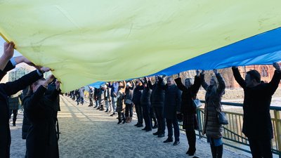 До Дня Соборності України в Ужгороді розгорнули 100-метровий державний прапор До Дня Соборності України в Ужгороді розгорнули 100-метровий державний прапор