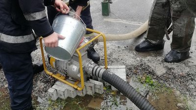 У п’яти районах Харкова рятувальники відкачують воду з подвір’їв приватних будинків У п’яти районах Харкова рятувальники відкачують воду з подвір’їв приватних будинків