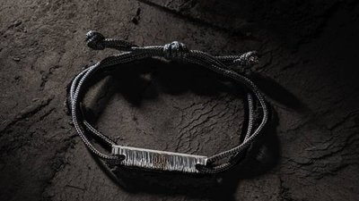 Платформа United24 презентувала браслети з металу "Азовсталі", кошти з продажу яких підуть на ЗСУ