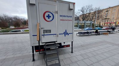 У Харкові мобільний пункт вакцинації почав працювати поблизу театру опери та балету У Харкові мобільний пункт вакцинації почав працювати поблизу театру опери та балету