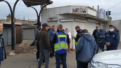 На луцькому ринку працівники муніципальної варти спиляли ворота На луцькому ринку працівники муніципальної варти спиляли ворота