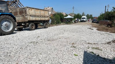 Прибирають територію та накривають дахи: жителі Вільного на Криворіжжі долають наслідки атаки РФ