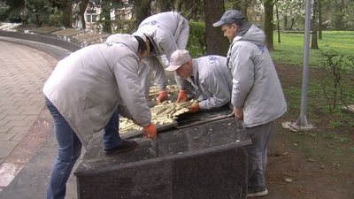 На меморіалі у Луцьку демонтували радянську символіку. Коли замінять цифри На меморіалі у Луцьку демонтували радянську символіку. Коли замінять цифри