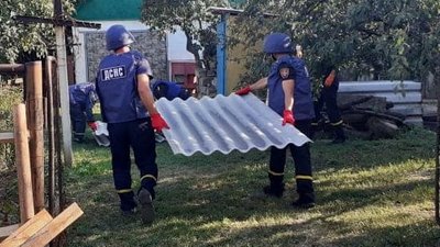 Прикарпатські рятувальники на Донеччині лагодять дахи будинків, які обстріляли окупанти Прикарпатські рятувальники на Донеччині лагодять дахи будинків, які обстріляли окупанти