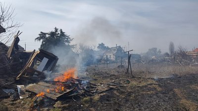 Ліквідація пожежі, що виникла внаслідок російських обстрілів у Запорізькому районі