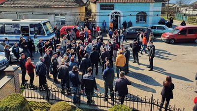 На Закарпатті у селі Білки перекривали дорогу: люди вимагають ремонту
