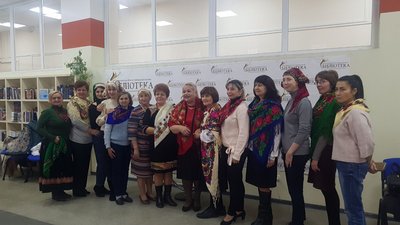 День української хустки: дніпрянкам показали, як пов’язати головний жіночий убір День української хустки: дніпрянкам показали, як пов’язати головний жіночий убір