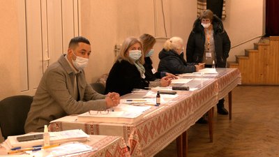 Проміжні вибори на Прикарпатті. Як проходило голосування на дільницях в Делятині та Яремчі Проміжні вибори на Прикарпатті. Як проходило голосування на дільницях в Делятині та Яремчі