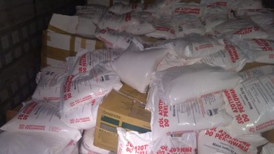 Львівські митники знайшли у вантажівці контрабандний одяг