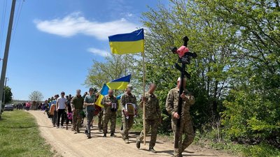 Повернувся додому "на щиті". На Миколаївщині провели в останню путь воїна Віктора Ванкевича Повернувся додому "на щиті". На Миколаївщині провели в останню путь воїна Віктора Ванкевича