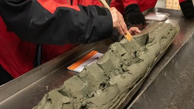 Вперше за 20 років. Науковці криголаму "Ноосфера" відібрали проби донних відкладів в океані Вперше за 20 років. Науковці криголаму "Ноосфера" відібрали проби донних відкладів в океані