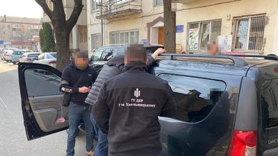 У Рівному на хабарі затримали двох оперуповноважених У Рівному на хабарі затримали двох оперуповноважених