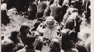 Підпільна Служба Божа. Павло Василик причащає вірян Підпільна Служба Божа. Павло Василик причащає вірян