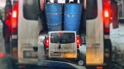 У Чернігові бочки зі спиртом та автівка, в якій їх перевозили