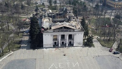 Обстріл драмтеатру в Маріуполі