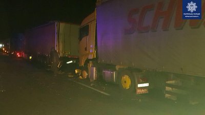 Чотири авто потрапили в ДТП на уманській трасі. Один водій в лікарні Чотири авто потрапили в ДТП на уманській трасі. Один водій в лікарні
