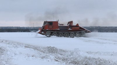 На Харківщині дорожник переробив артилерійський тягач на снігоприбирач На Харківщині дорожник переробив артилерійський тягач на снігоприбирач