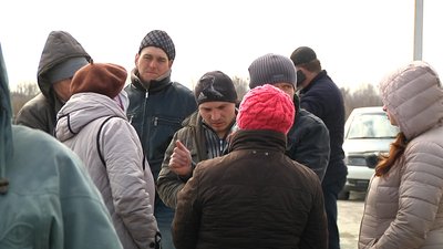 На Житомирщині жителі одного з сіл стережуть сміттєзвалище, куди звозять сміття з інших регіонів На Житомирщині жителі одного з сіл стережуть сміттєзвалище, куди звозять сміття з інших регіонів
