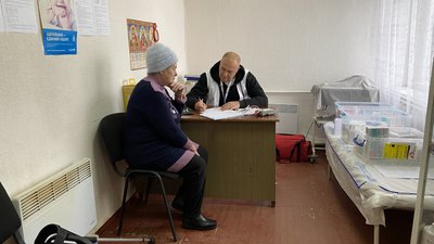 Медики "Лікарі без кордонів" прийом жителі прифронтове село Дмитрівка Донецька область