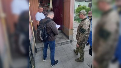 Від 5 до 9 тисяч доларів за послугу: у Чернігові викрили схему виїзду за кордон "ухилянтів" Від 5 до 9 тисяч доларів за послугу: у Чернігові викрили схему виїзду за кордон "ухилянтів"