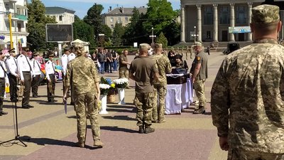 У Тернополі прощаються зі загиблим на сході земляком – сержантом Іваном Дедюхом