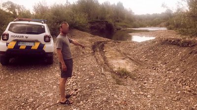 На Франківщині поліцейські вилучили вантажівку з піщано-гравійною сумішшю На Франківщині поліцейські вилучили вантажівку з піщано-гравійною сумішшю